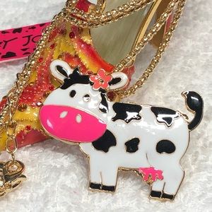 🐄Cute Betsey Johnson cow necklace in bright pinks